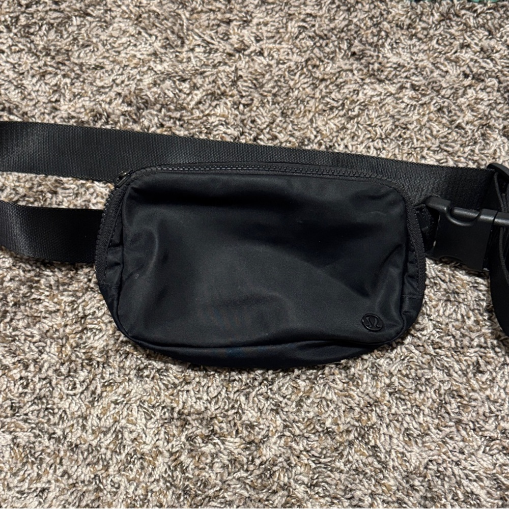 Lululemon wear everywhere bag